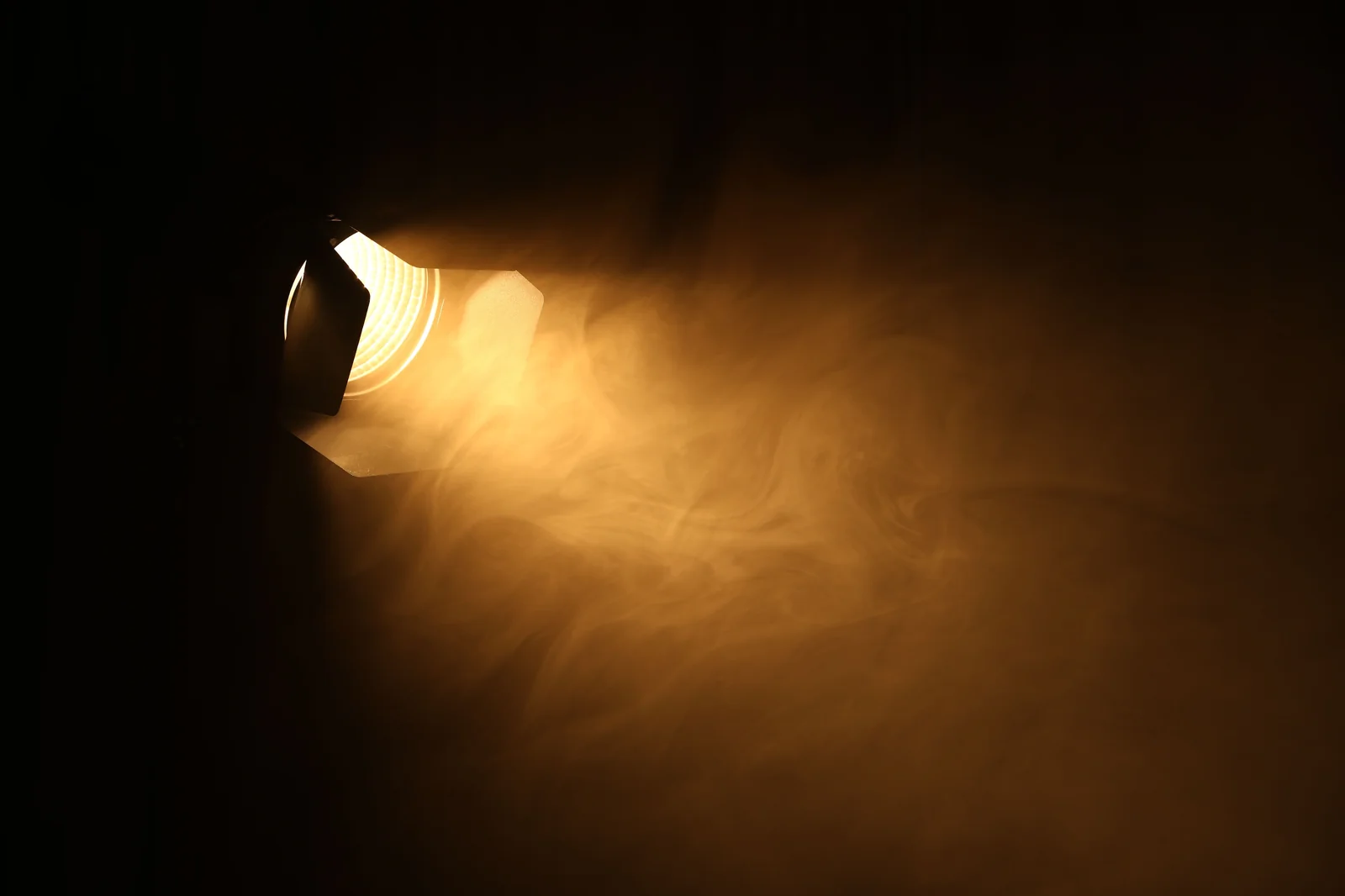Lumière dorée dans un studio sombre
